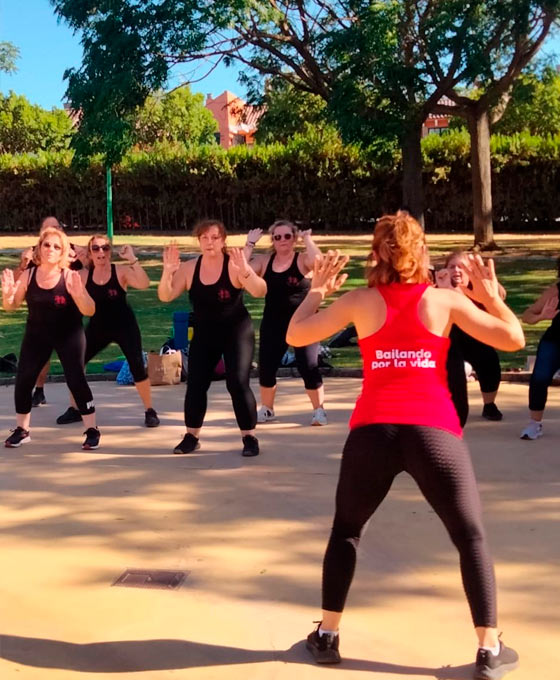 Baile en grupo para personas mayores en Sevilla